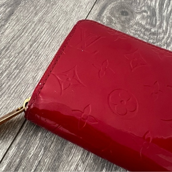 Authenticated Used Louis Vuitton Zippy Wallet  Monogram Vernis Pomme d'Amour Red - Picture 5 of 16